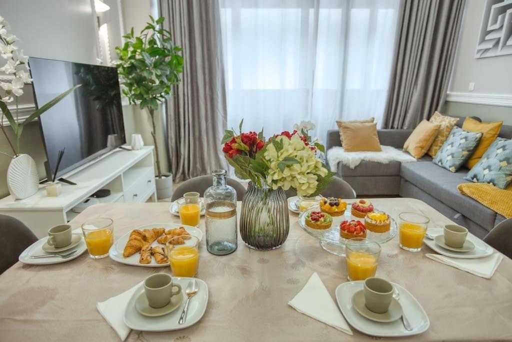 Charming Apart New 2 Bedrooms With Aircon Париж Екстериор снимка