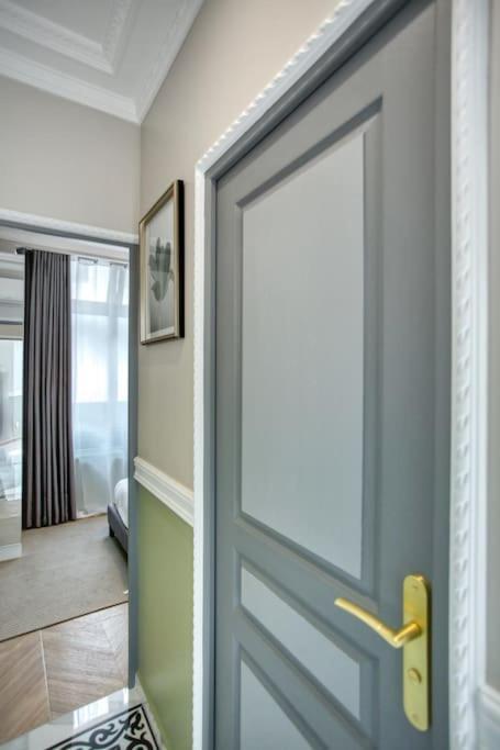 Charming Apart New 2 Bedrooms With Aircon Париж Екстериор снимка