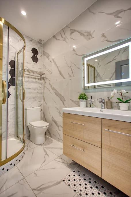 Charming Apart New 2 Bedrooms With Aircon Париж Екстериор снимка