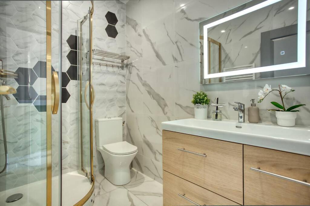 Charming Apart New 2 Bedrooms With Aircon Париж Екстериор снимка