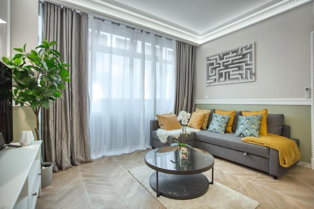 Charming Apart New 2 Bedrooms With Aircon Париж Екстериор снимка