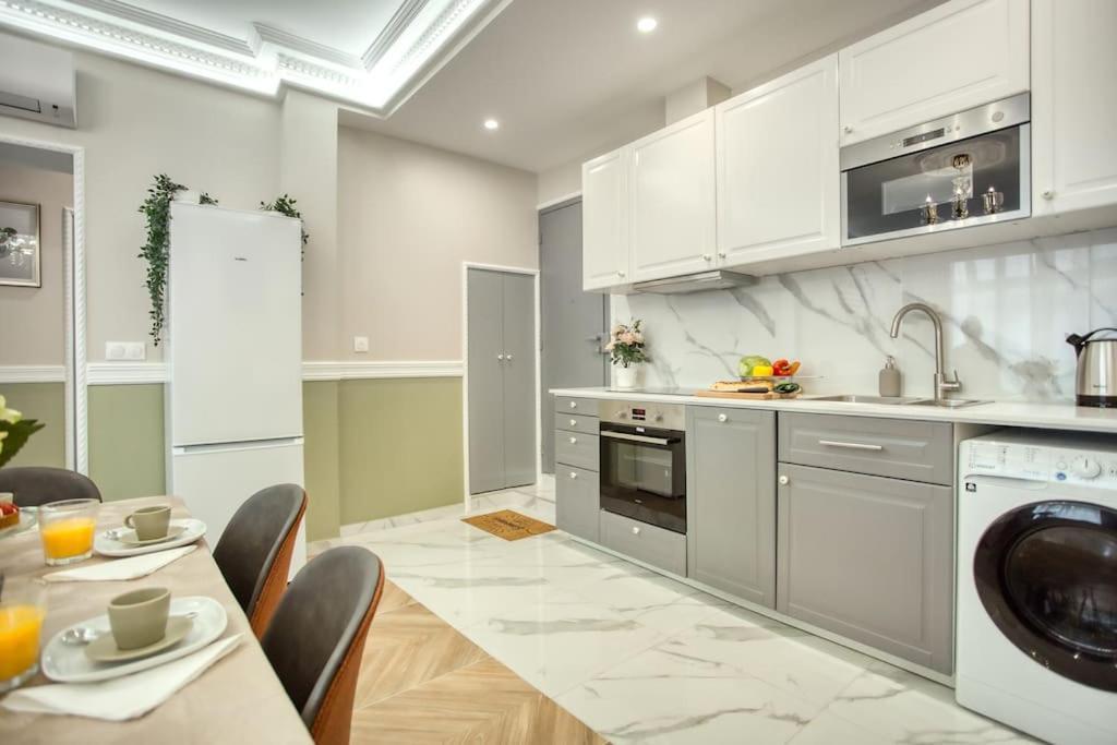 Charming Apart New 2 Bedrooms With Aircon Париж Екстериор снимка